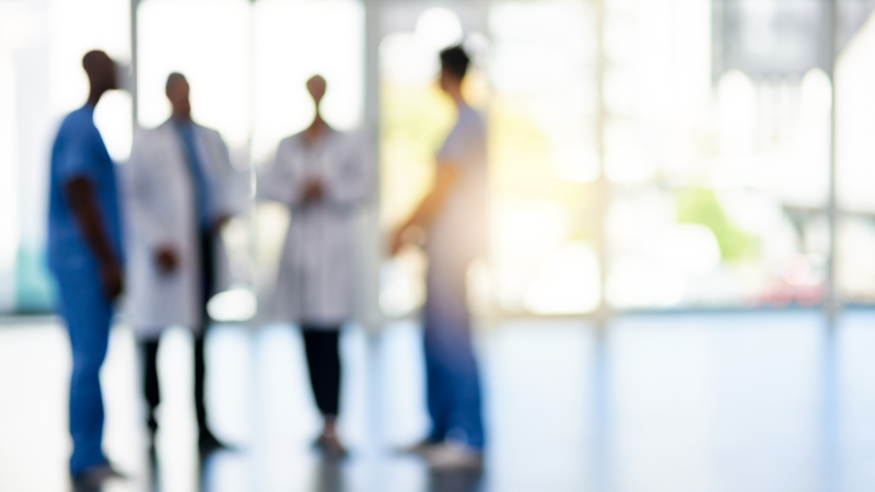 Lääkärit ja hoitajat keskustelevat.