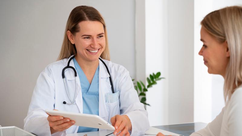 Lääkäri hymyilee.