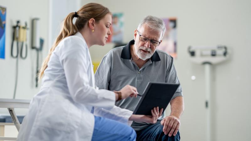 Lääkäri ja potilas.