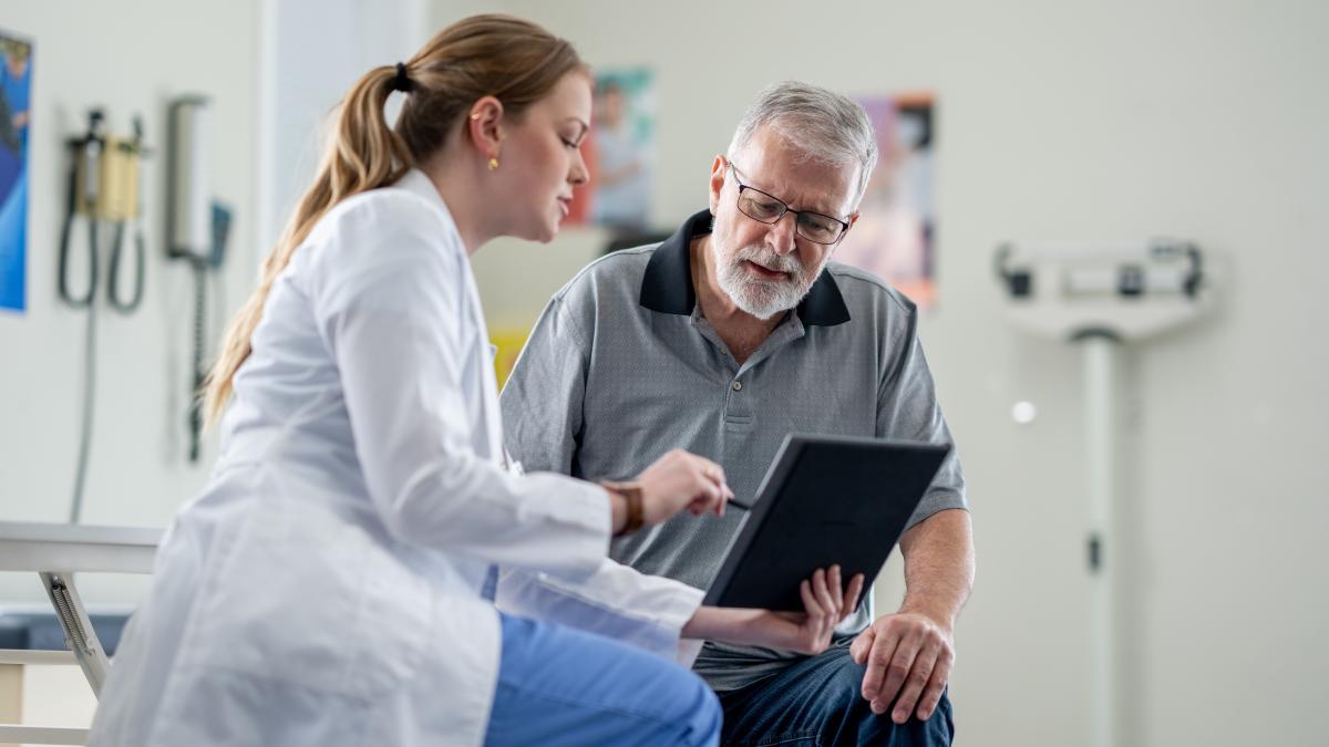 Lääkäri ja potilas.