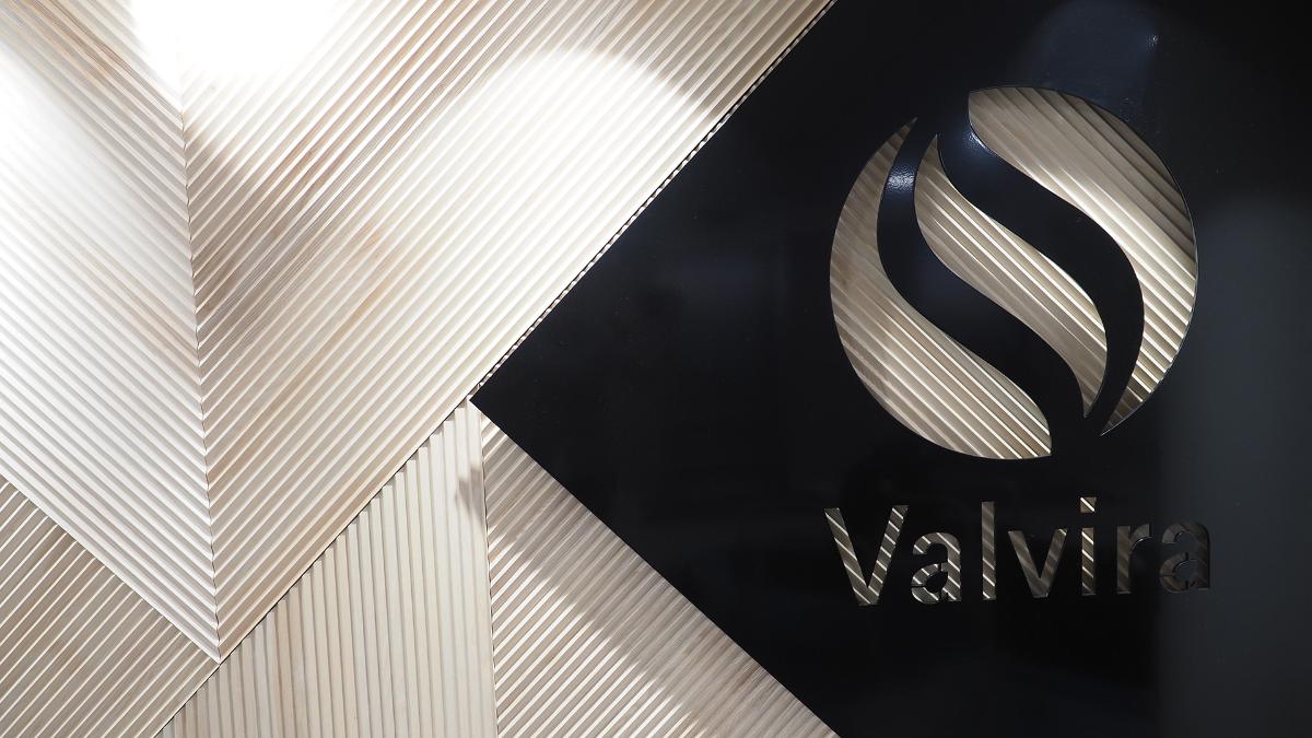 Valviras logo på väggen.