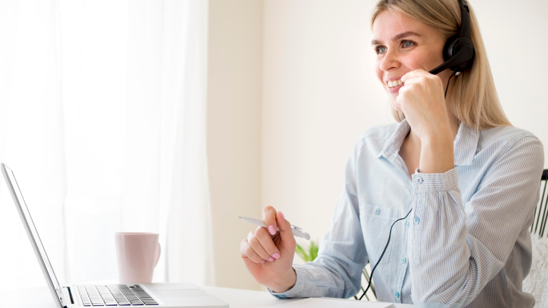 Henkilö osallistuu webinaariin.