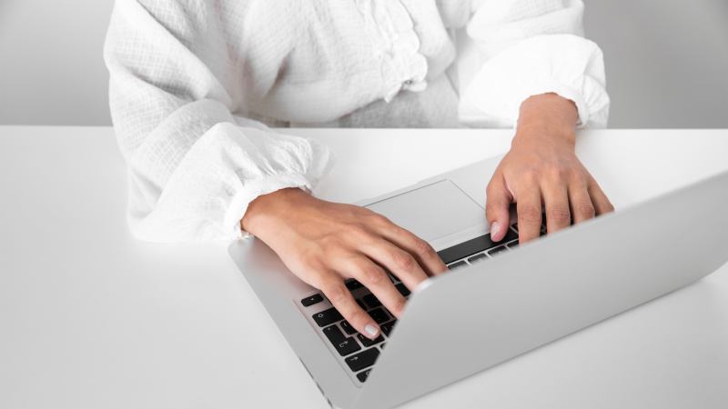 Henkilö tietokoneella.