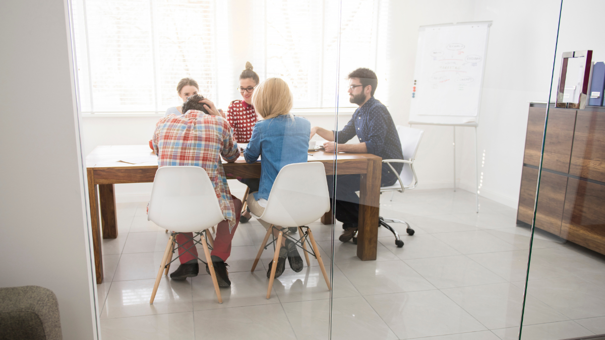 Gruppen diskuterar på mötet.