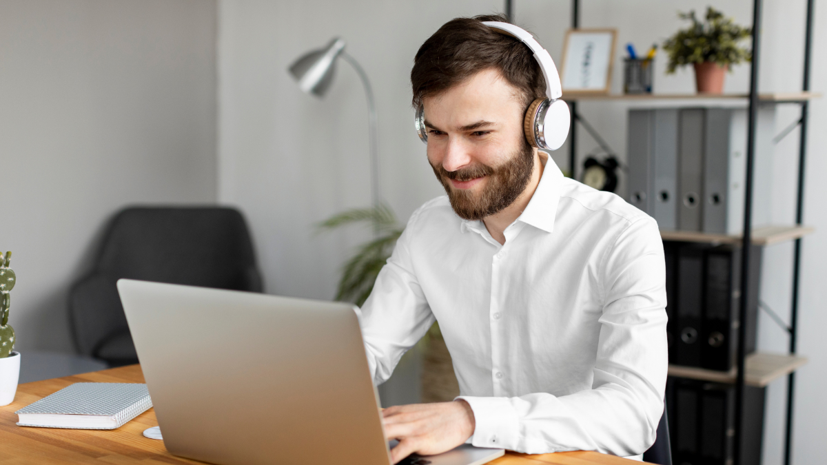 Henkilö kuuntelee webinaaria.