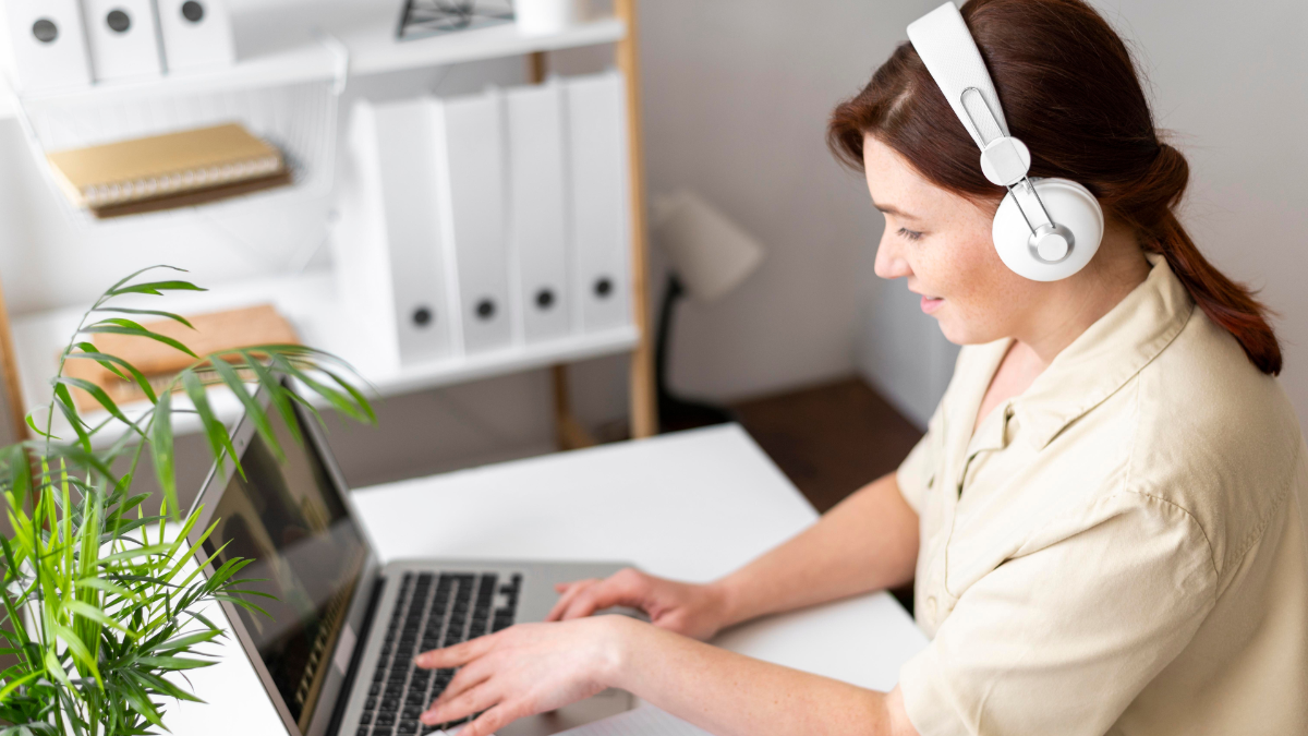 Henkilö osallistuu webinaariin.
