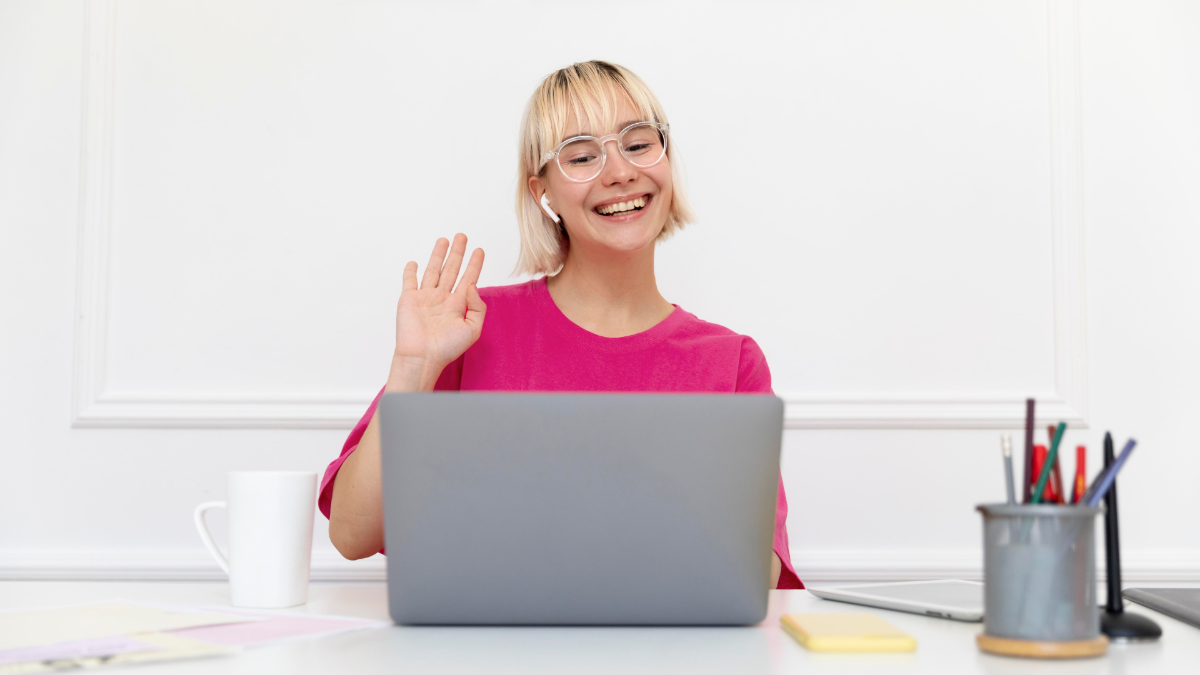 Nainen liittyy webinaariin tietokoneellaan.