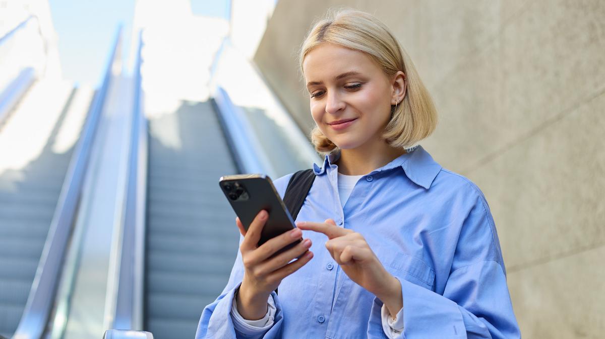 Person som skriver på en mobiltelefon.