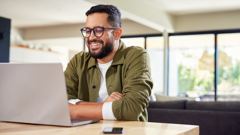 En person vid en dator.