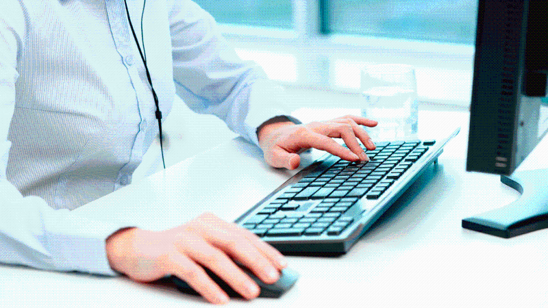 Person vid en dator.